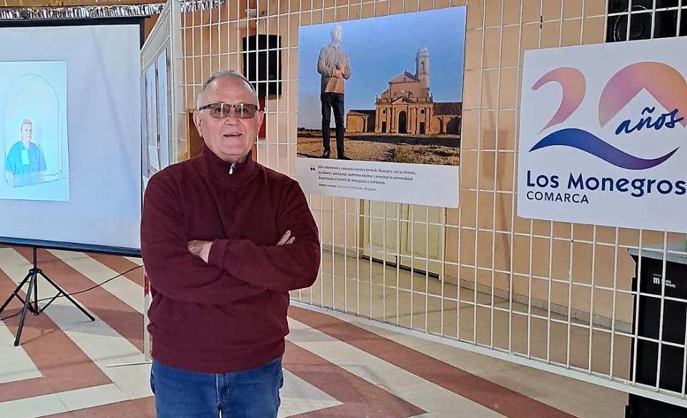 Imagen: Alberto Lasheras, vecino del municipio, junto a su retrato, realizado por Álvaro Calvo.