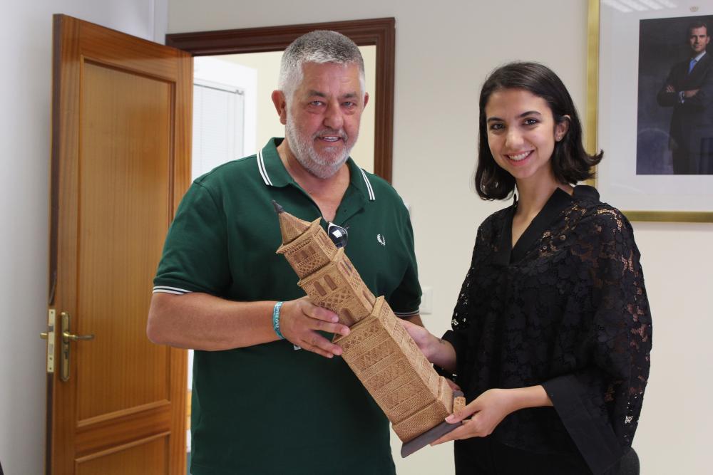 Imagen: Sara Khadem, la invitada de la edición número 16, recibió una réplica de la torre mudéjar de Alcubierre de manos de su alcalde, Pedro Suñén.